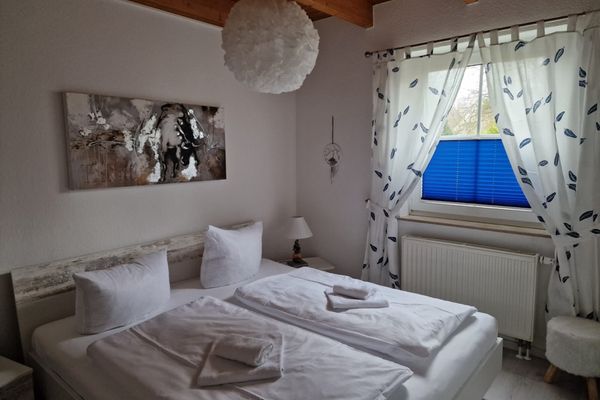 Schlafzimmer 1 mit Doppelbett
