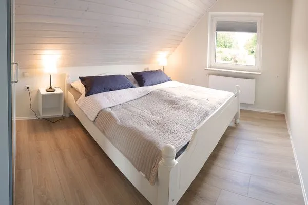 Schlafzimmer  Ferienwohnung Ankerplatz mit SPIELSCHEUNE am Wittensee