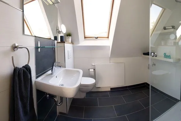 Badezimmer  Ferienwohnung Ankerplatz mit SPIELSCHEUNE am Wittensee