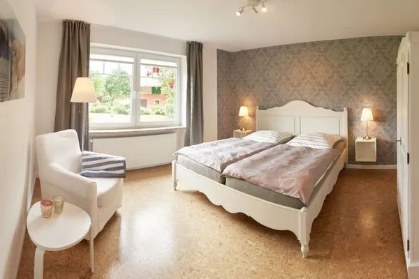 Schlafzimmer  Ferienwohnung Brise 5, mit SPIELSCHEUNE direkt am Wittensee