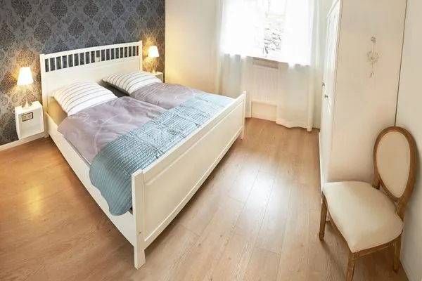 Schlafzimmer  Ferienwohnung Seegras - mit SPIELSCHEUNE, direkt am Wittensee