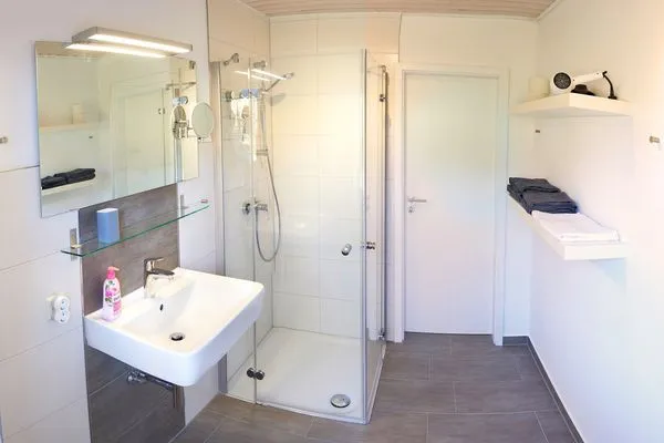 Badezimmer  Ferienwohnung Wasserspiel am Wittensee - mit SPIELSCHEUNE