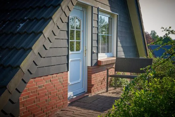 Fassade / Eingang  Ferienwohnung Wasserspiel am Wittensee - mit SPIELSCHEUNE