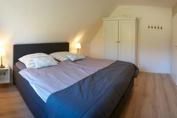 Schlafzimmer  Ferienwohnung Wasserspiel am Wittensee - mit SPIELSCHEUNE