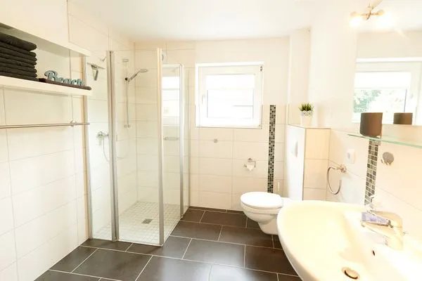 Badezimmer  Ferienwohnung Waterkant direkt am Wittensee, mit SPIELSCHEUNE