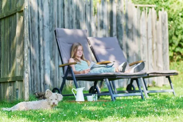 Garten  Ferienwohnung Wasserspiel am Wittensee - mit SPIELSCHEUNE