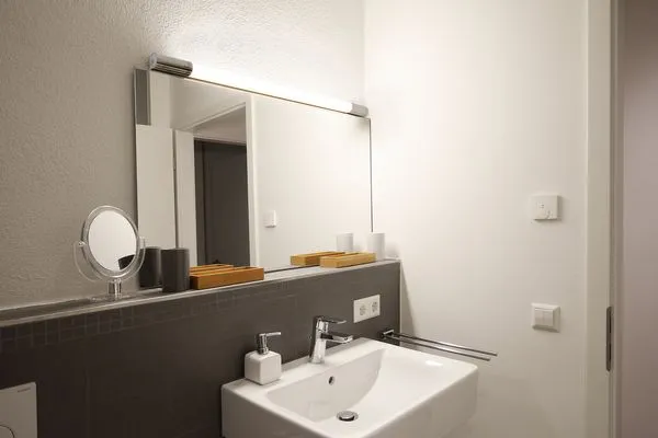 Multi-Fewo-Haus Zitronengässle 1 Ferienwohnung Mudita Lindau Insel - Badezimmer 1