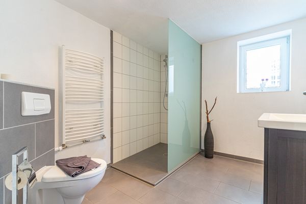 mit ebenerdiger Glasdusche, Waschtisch und WC