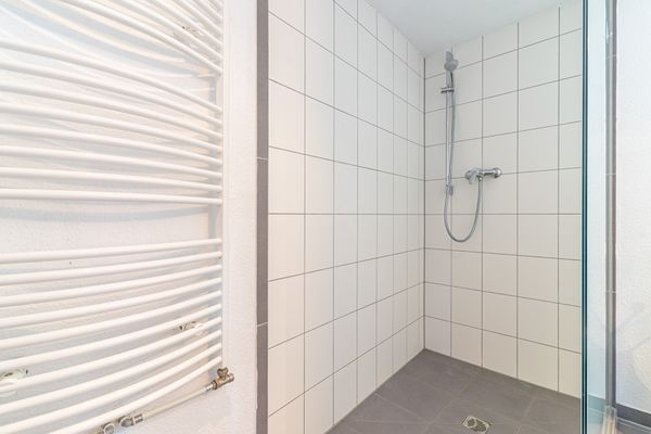 großzügige, barrierefreie Glasdusche