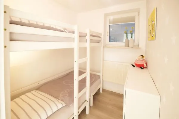 Schlafzimmer  Ferienwohnung Seegras - mit SPIELSCHEUNE, direkt am Wittensee