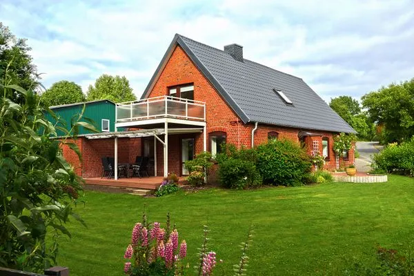 Hauptansicht  Ferienwohnung Waterkant direkt am Wittensee, mit SPIELSCHEUNE