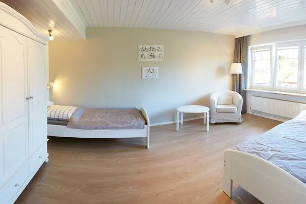 Schlafzimmer  Ferienwohnung Brise 5, mit SPIELSCHEUNE direkt am Wittensee