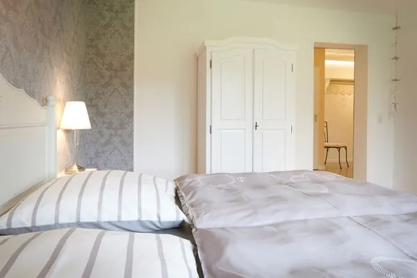 Schlafzimmer  Ferienwohnung Brise 5, mit SPIELSCHEUNE direkt am Wittensee