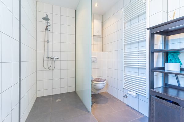 mit ebenerdiger Glasdusche, Waschtisch und WC