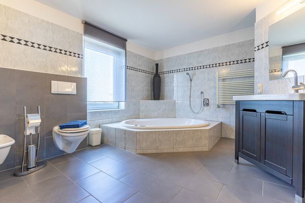Badewanne mit Whirlpool