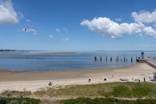 Blick aus dem Fenster am Esstisch Haus Nordenlicht Ferienwohnung „Naujokat"