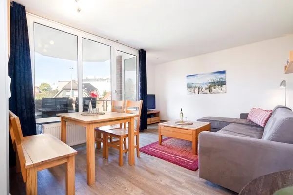 Wohnzimmer mit Couch, Fernseher und Sitzecke  Ferienwohnung "Mühlenteich App. 14"