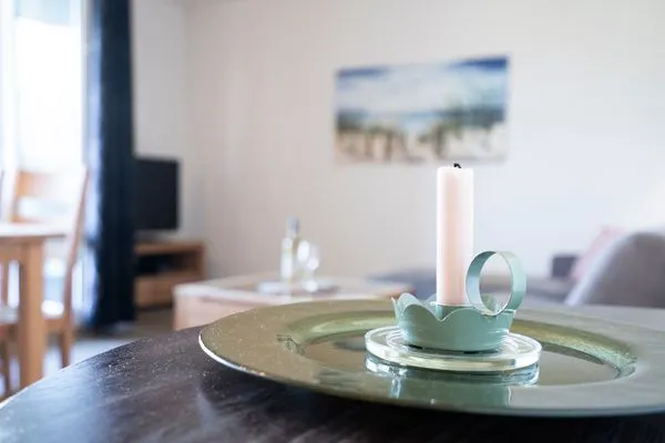 Wohnzimmer mit Couch, Fernseher und Sitzecke  Ferienwohnung "Mühlenteich App. 14"