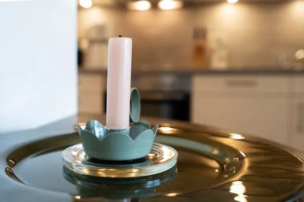 Wohnzimmer mit Couch, Fernseher und Sitzecke  Ferienwohnung "Mühlenteich App. 14"