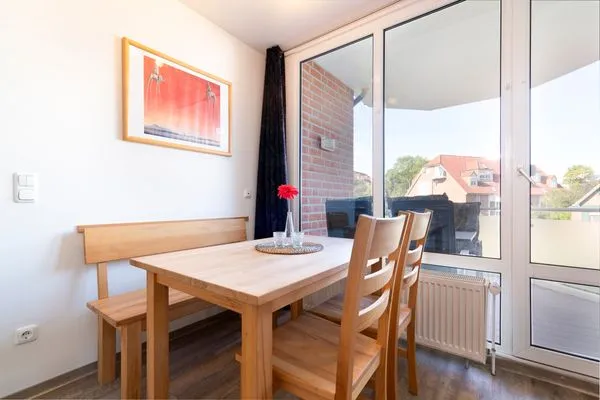 Wohnzimmer mit Couch, Fernseher und Sitzecke  Ferienwohnung "Mühlenteich App. 14"