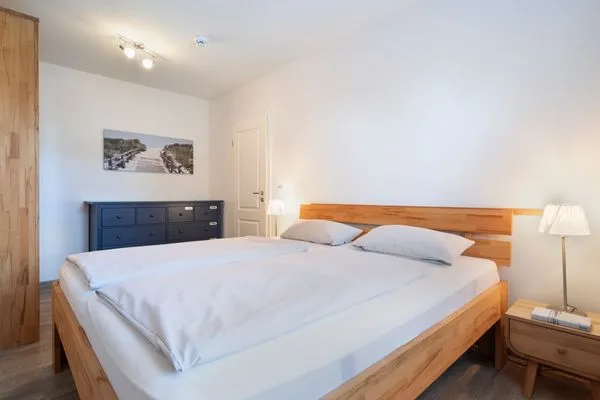 Schlafzimmer mit Doppel-Bett  Ferienwohnung "Mühlenteich App. 14"