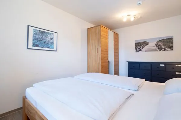 Schlafzimmer mit Doppel-Bett  Ferienwohnung "Mühlenteich App. 14"