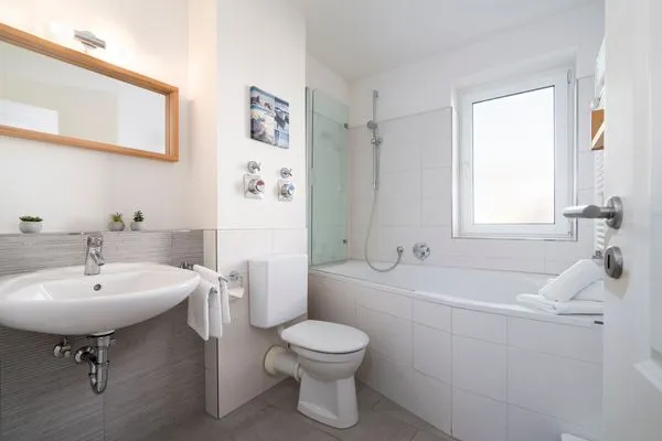Badezimmer mit Badewanne  Ferienwohnung "Mühlenteich App. 14"