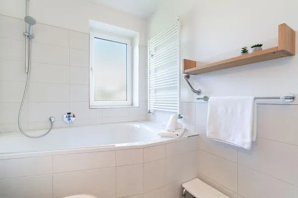 Badezimmer mit Badewanne  Ferienwohnung "Mühlenteich App. 14"