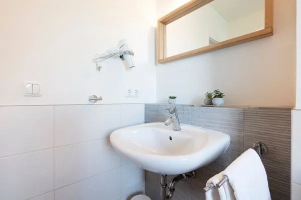 Badezimmer mit Badewanne  Ferienwohnung "Mühlenteich App. 14"