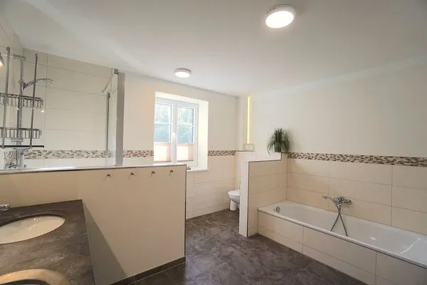 Badezimmer  Ferienwohnung Am Apfelbaum - romantische Remise direkt am Golfplatz und der Schlei