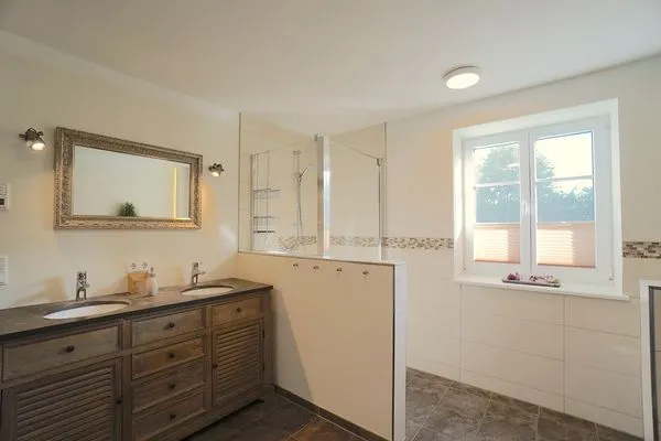 Badezimmer  Ferienwohnung Am Apfelbaum - romantische Remise direkt am Golfplatz und der Schlei