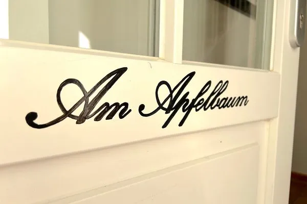 Fassade / Eingang  Ferienwohnung Am Apfelbaum - romantische Remise direkt am Golfplatz und der Schlei