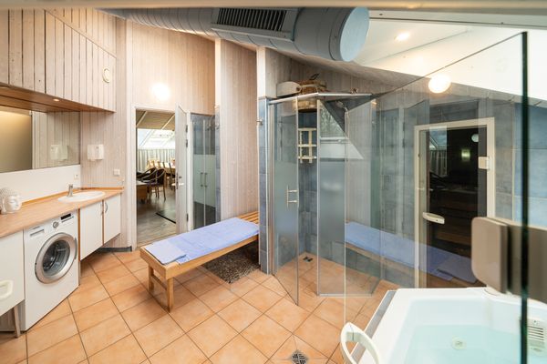 Ferienhaus Wellnessoase Otterndorf - Badezimmer mit Blick in die Sauna