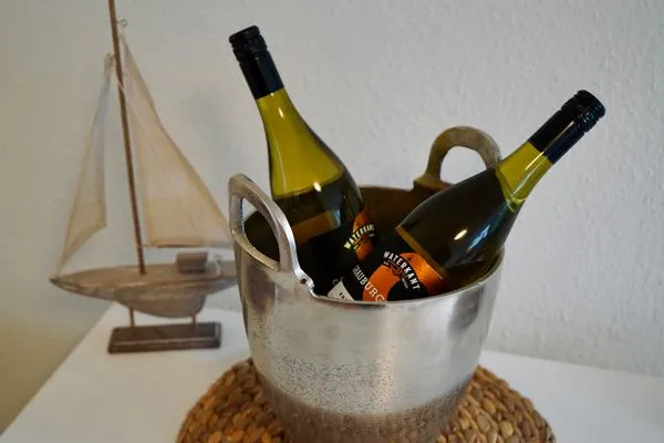 Weinflaschen im Kühler Küstenplatz Seepferdchen - mit zwei Sonnenterrassen