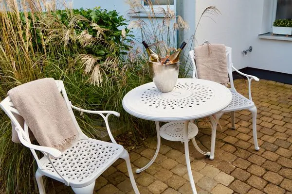 Sitzecke vor dem Haus Küstenplatz Seepferdchen - mit zwei Sonnenterrassen