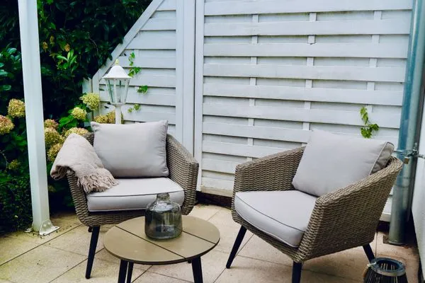 Loungeecke auf der Südwestterrasse Küstenplatz Sandkorn - mit zwei Sonnenterrassen