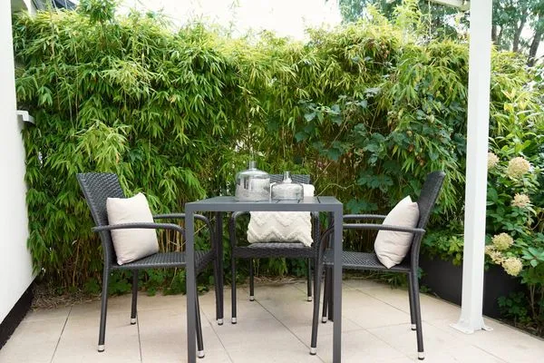 Sitzecke auf der Südwestterrasse Küstenplatz Sandkorn - mit zwei Sonnenterrassen