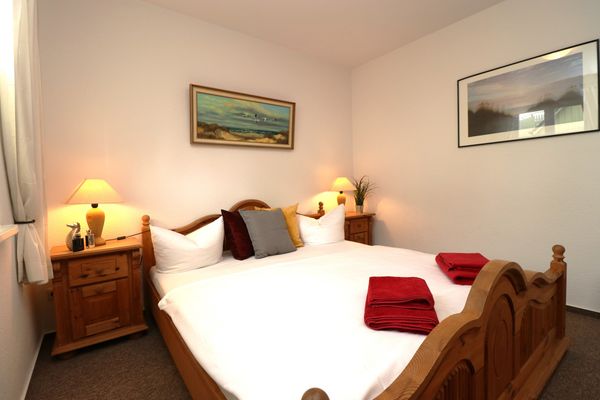 AM LEUCHTFEUER Haus Seeblick, App. 03 Ostseebad Wustrow - Schlafzimmer