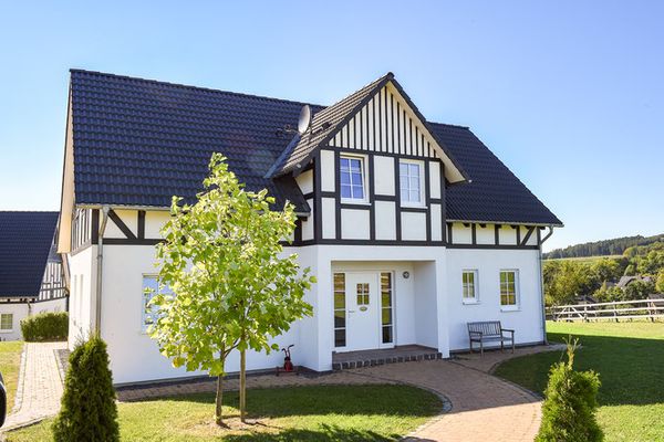 Haus an der Weide Haus an der Weide rechts Schmallenberg - Hauptansicht