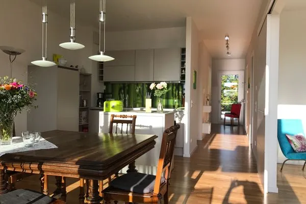 Multi-FeWo Haus Zeppelinstraße Ferienwohnung Urlaubsglück Lindau Insel - Küchenzeile integriert in den Wohnbereich