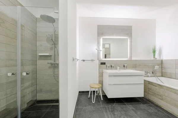 Ferienwohnung Strandlilie Ostseebad Wustrow Badezimmer mit Dusche und Badewanne  Strandlilie