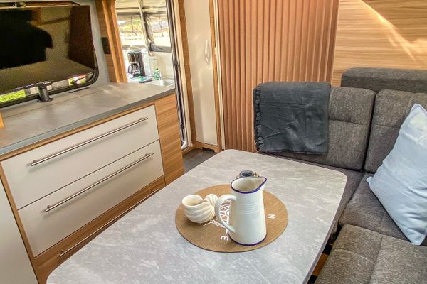  Wohnwagen George Glamper Meerzeit Belauer See - Wohnzimmer