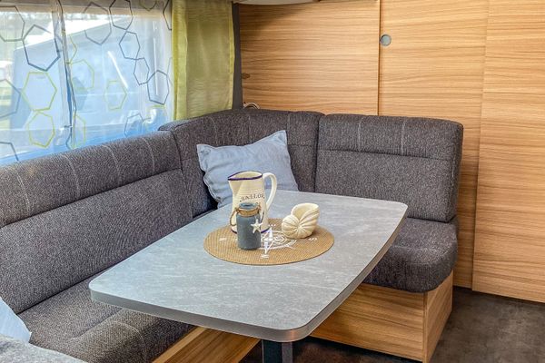  Wohnwagen George Glamper Fernweh Belauer See - Wohnzimmer