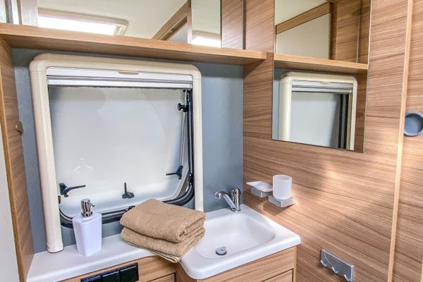  Wohnwagen George Glamper Fernweh Belauer See - Badezimmer