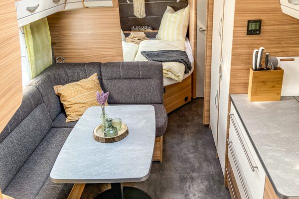  Wohnwagen George Glamper Ahoi Belauer See - Wohnzimmer