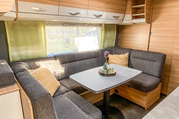  Wohnwagen George Glamper Ahoi Belauer See - Wohnzimmer