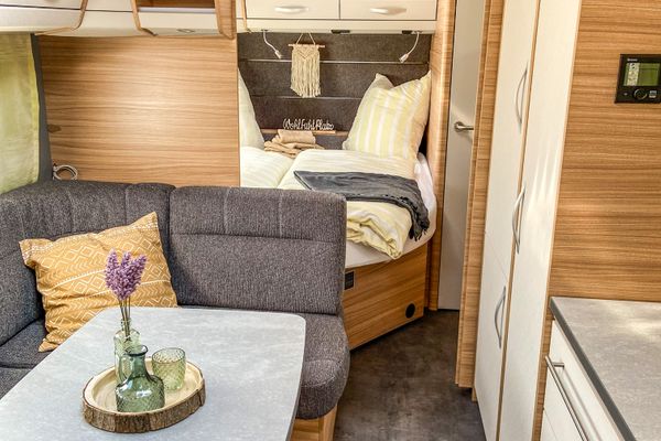  Wohnwagen George Glamper Ahoi Belauer See - Wohnzimmer