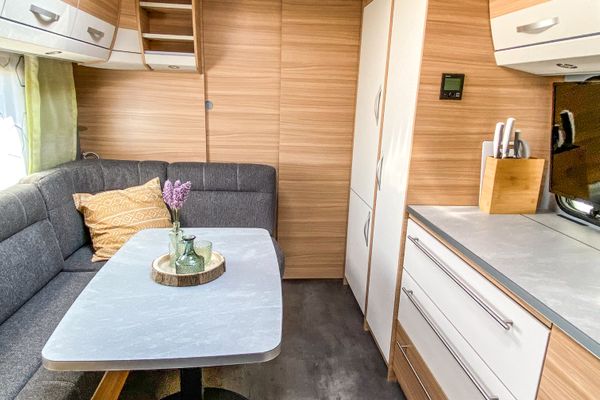  Wohnwagen George Glamper Küstenkind Belauer See - Wohnzimmer