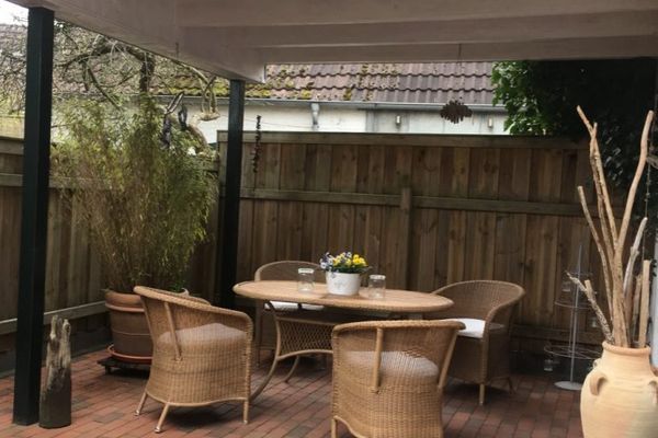  Lüttje Ferienhuus Tönning - Gartentisch