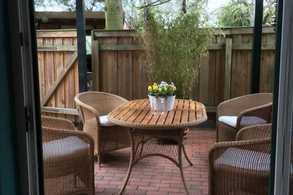  Lüttje Ferienhuus Tönning - überdachte Terrasse